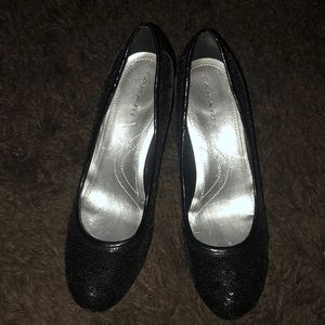 Tahari black sequenced pumps